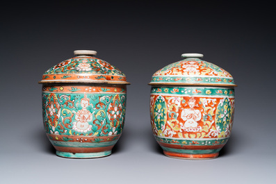 Deux grands bols couverts en porcelaine de Chine Bencharong pour le march&eacute; thai, 18/19&egrave;me