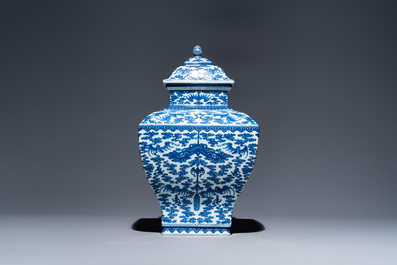 Un vase couvert en porcelaine de Chine en bleu et blanc &agrave; d&eacute;cor de chauve-souris et nuages, marque et &eacute;poque de Qianlong