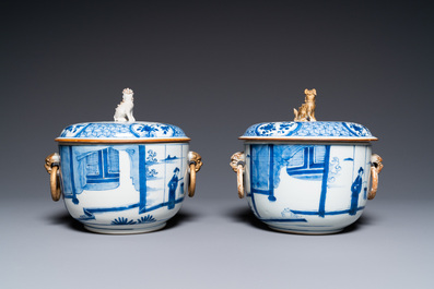 Een paar Chinese blauw-witte dekselpotten met verhalend decor, 19e eeuw