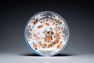 Une paire de grand plats en porcelaine de Chine verte-Imari figurant le gouverneur Duff et son &eacute;pouse, Yongzheng