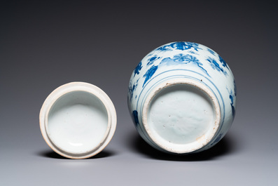 Un pot couvert en porcelaine de Chine en bleu et blanc &agrave; d&eacute;cor narratif, &eacute;poque Transition