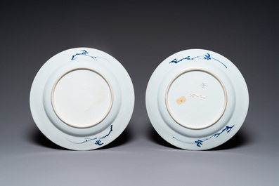 Une paire de plats en porcelaine de Chine en bleu et blanc &agrave; d&eacute;cor d'une sc&egrave;ne du 'Xi Xiang Ji', Yongzheng