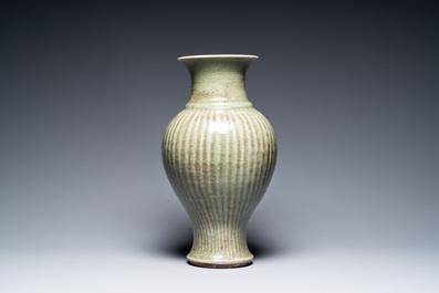 Een Chinese geribde Longquan celadon vaas, Ming