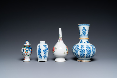 Vier Chinese blauw-witte, famille rose en famille verte vazen, Kangxi/Yongzheng