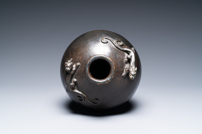 Un vase de forme 'meiping' en bronze figurant des dragons appliqu&eacute;s en relief, Kangxi