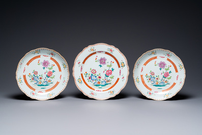 Douze assiettes et plats en porcelaine de Chine famille rose, QIanlong