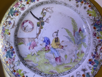 Une paire d'assiettes en porcelaine de Chine famille rose &agrave; d&eacute;cor d'une dame et deux gar&ccedil;ons dans un jardin, Yongzheng