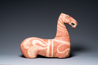 Een fraai Chinees beschilderd aardewerken model van een paard, Han