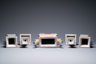 Une garniture d'autel de cinq pi&egrave;ces en porcelaine de Chine famille rose, R&eacute;publique