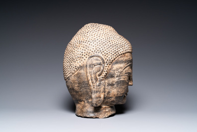 Een Chinees gesculpteerd stenen hoofd van Boeddha, Ming of later