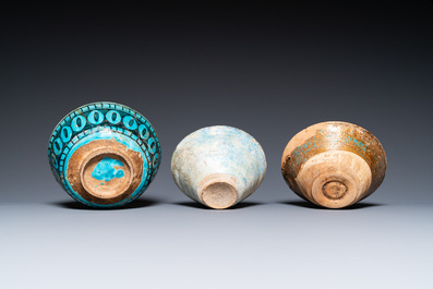 Een collectie van drie kommen en twee schotels met turquoise glazuur, Midden-Oosten, o.a. Kubachi, 13e eeuw en later