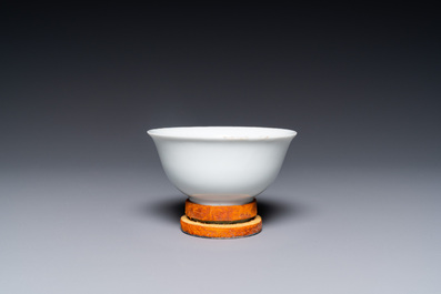 Een zeldzame Chinese monochrome witte kom, Jinlu Dajiao Tan Yong merk, Jiajing