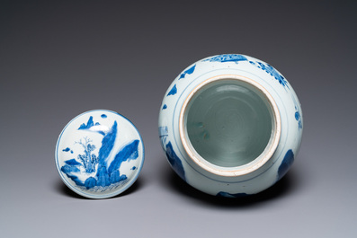 Un pot couvert en porcelaine de Chine en bleu et blanc &agrave; d&eacute;cor narratif, &eacute;poque Transition