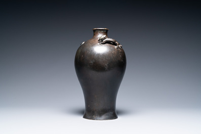 Een Chinese bronzen 'meiping' vaas met draken op de schouder, Kangxi