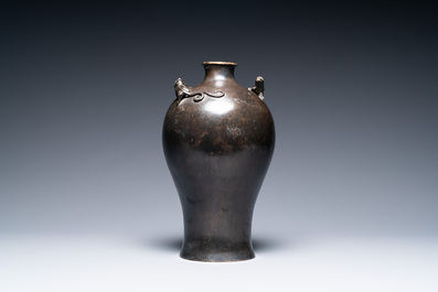 Een Chinese bronzen 'meiping' vaas met draken op de schouder, Kangxi