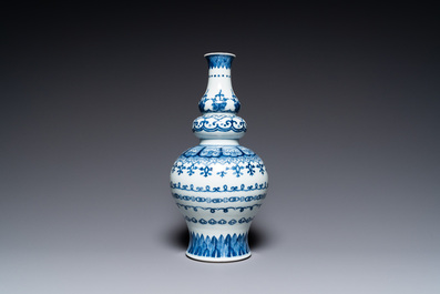 Een Chinese blauw-witte kalebasvaas, Jiajing merk, Qing