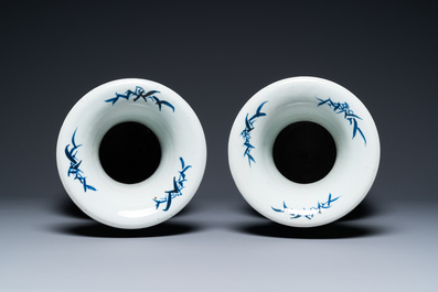 Une paire de vases en porcelaine de Chine &agrave; d&eacute;cor de b&eacute;lierqs en bleu et blanc sur fond c&eacute;ladon, 19&egrave;me