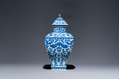 Een Chinese blauw-witte dekselvaas met vleermuizen tussen wolken, Qianlong merk en periode