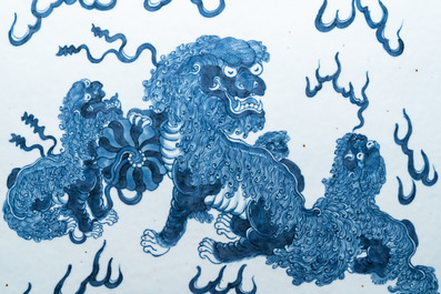 Une grande plaque en porcelaine de Chine en bleu et blanc &agrave; d&eacute;cor de lions bouddhistes, 19&egrave;me