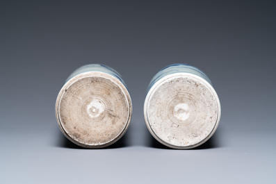 Une paire de vases de forme rouleau en porcelaine de Chine en bleu et blanc, &eacute;poque Transition