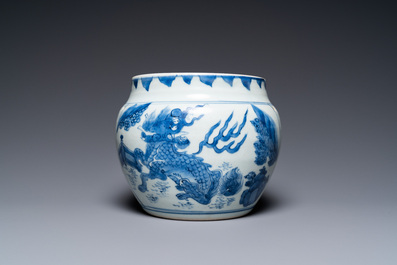 Un bol en porcelaine de Chine en bleu et blanc &agrave; d&eacute;cor de qilins, &eacute;poque Transition