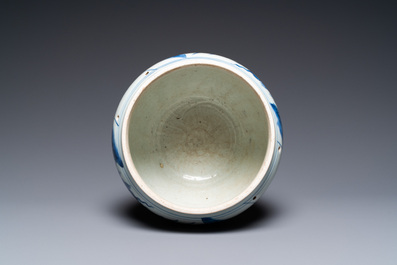 Un bol en porcelaine de Chine en bleu et blanc &agrave; d&eacute;cor de qilins, &eacute;poque Transition