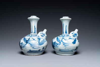 Een paar Chinese blauw-witte kendi met een figuur in een landschap, Wanli