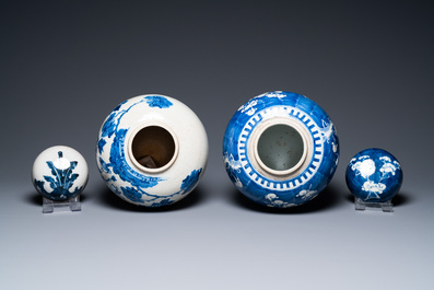 Vijf Chinese blauw-witte en famille verte vazen, 19/20e eeuw
