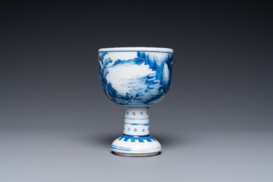 Un bol sur piedouche en porcelaine de Chine en bleu et blanc, Kangxi