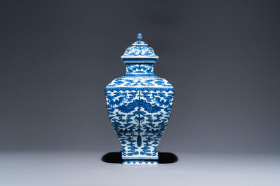 Un vase couvert en porcelaine de Chine en bleu et blanc &agrave; d&eacute;cor de chauve-souris et nuages, marque et &eacute;poque de Qianlong