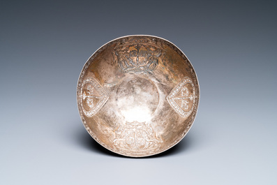 Een Armeense ge&euml;mailleerde zilveren kop en schotel, 18e eeuw