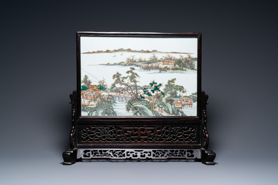 Een Chinese rechthoekige famille rose 'landschaps' plaquette in een houten tafelscherm gevat, 19/20e eeuw