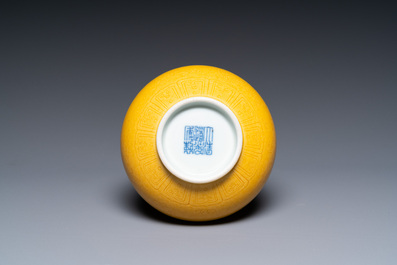 Un vase de forme bouteille en porcelaine de Chine en jaune monochrome &agrave; d&eacute;cor incis&eacute; de dragons, marque de Daoguang, 19/20&egrave;me