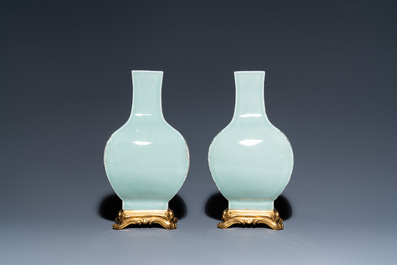 Een paar Chinese monochrome celadon vazen met vergulde bronzen monturen, 18/19e eeuw