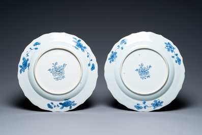 Paire de plats en porcelaine de Chine en bleu et blanc &agrave; d&eacute;cor d'une sc&egrave;ne du 'Xi Xiang Ji', Qianlong