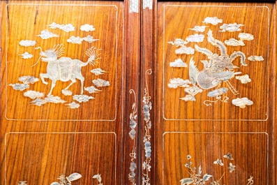 Vier Vietnamese of Chinese houten panelen ingelegd met parelmoer, 19/20e eeuw