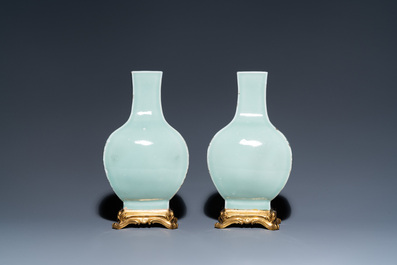 Une paire de vases en porcelaine de Chine c&eacute;ladon monochrome aux montures en bronze dor&eacute;, 18/19&egrave;me