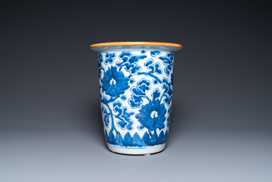 Une jardini&egrave;re en porcelaine de Chine en bleu et blanc &agrave; d&eacute;cor de rinceaux floraux, Kangxi