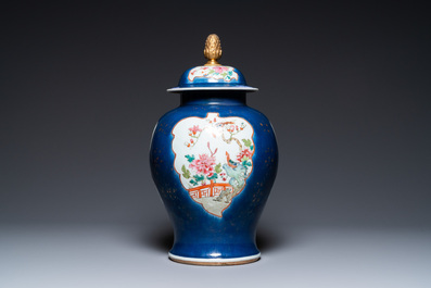 Een Chinese famille rose dekselvaas met blauwe fondkleur, Qianlong