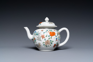 A Chinese verte-grisaille teapot and cover, Yongzheng/Qianlong