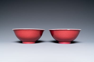 Paire de bols en porcelaine de Chine rouge de rubis monochrome, marque et &eacute;poque de Jiaqing