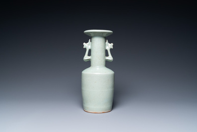 Un vase de type 'kinuta' en porcelaine de Chine c&eacute;ladon de Longquan, Song du Sud