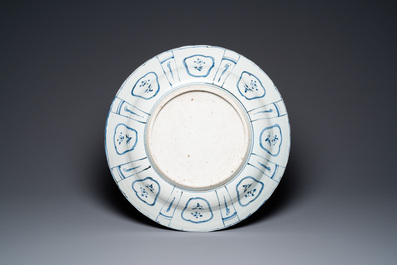 Un grand plat en porcelaine de Chine de type kraak &agrave; d&eacute;cor tr&egrave;s fin d'une jardini&egrave;re, Wanli