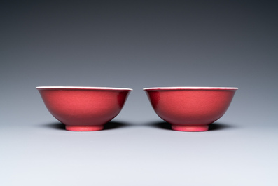 Paire de bols en porcelaine de Chine rouge de rubis monochrome, marque et &eacute;poque de Jiaqing