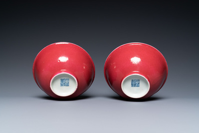 Paire de bols en porcelaine de Chine rouge de rubis monochrome, marque et &eacute;poque de Jiaqing