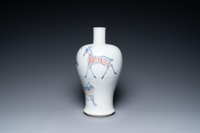 Een Chinese koperrode en blauw-witte 'meiping' vaas met mythische dieren, Qianlong merk, 18/19e eeuw