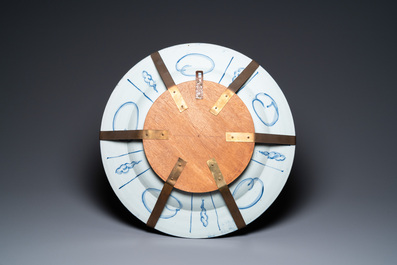 Un tr&egrave;s grand plat de style kraak en porcelaine Arita de Japon en bleu et blanc, Edo, 17/18&egrave;me