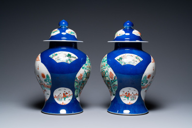 Une paire de vases couverts en porcelaine de Chine famille verte et un aquarium, 19&egrave;me
