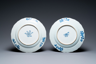 Une paire de plats en porcelaine de Chine en bleu et blanc &agrave; d&eacute;cor d'une sc&egrave;ne du 'Xi Xiang Ji', Qianlong
