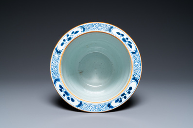 Een Chinese blauw-witte jardini&egrave;re met florale slingers, Kangxi